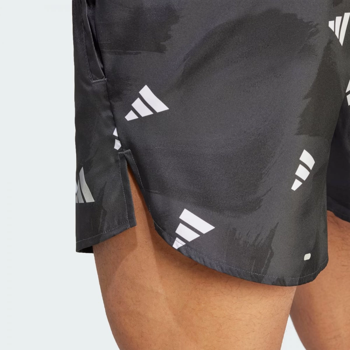Bermuda Adidas Run It - masculino - preto e branco