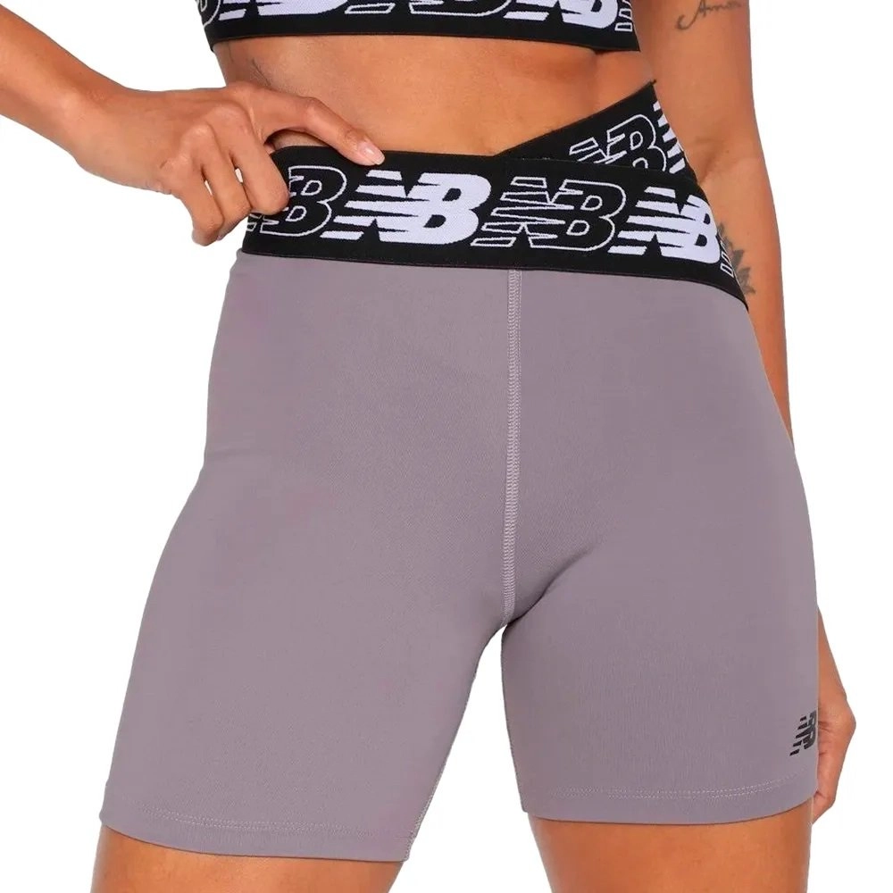 Bermuda New Balance Relentless - feminino - cinza e preto