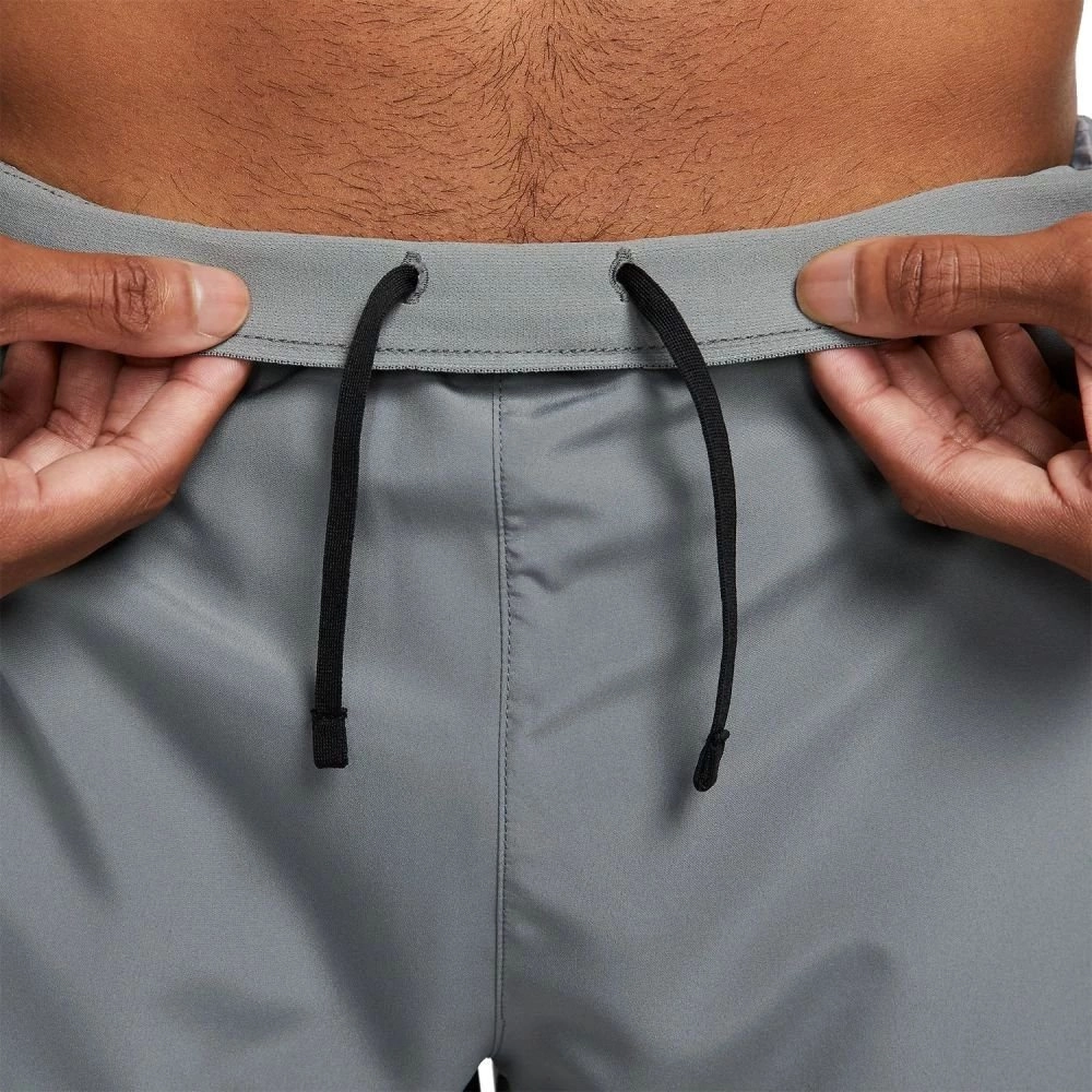 Bermuda Nike Dri-FIT Challenger - masculino - cinza