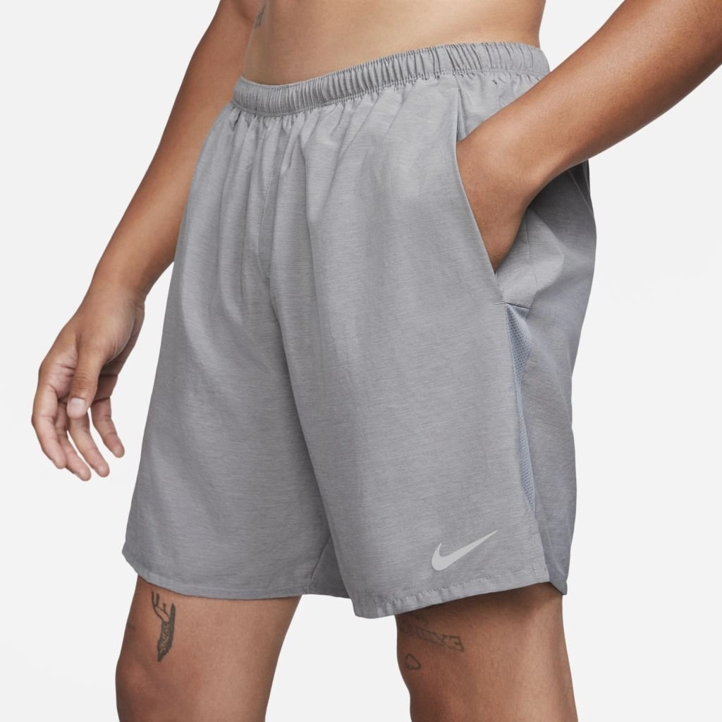 Bermuda Nike Dri-FIT Challenger - masculino - cinza mescla