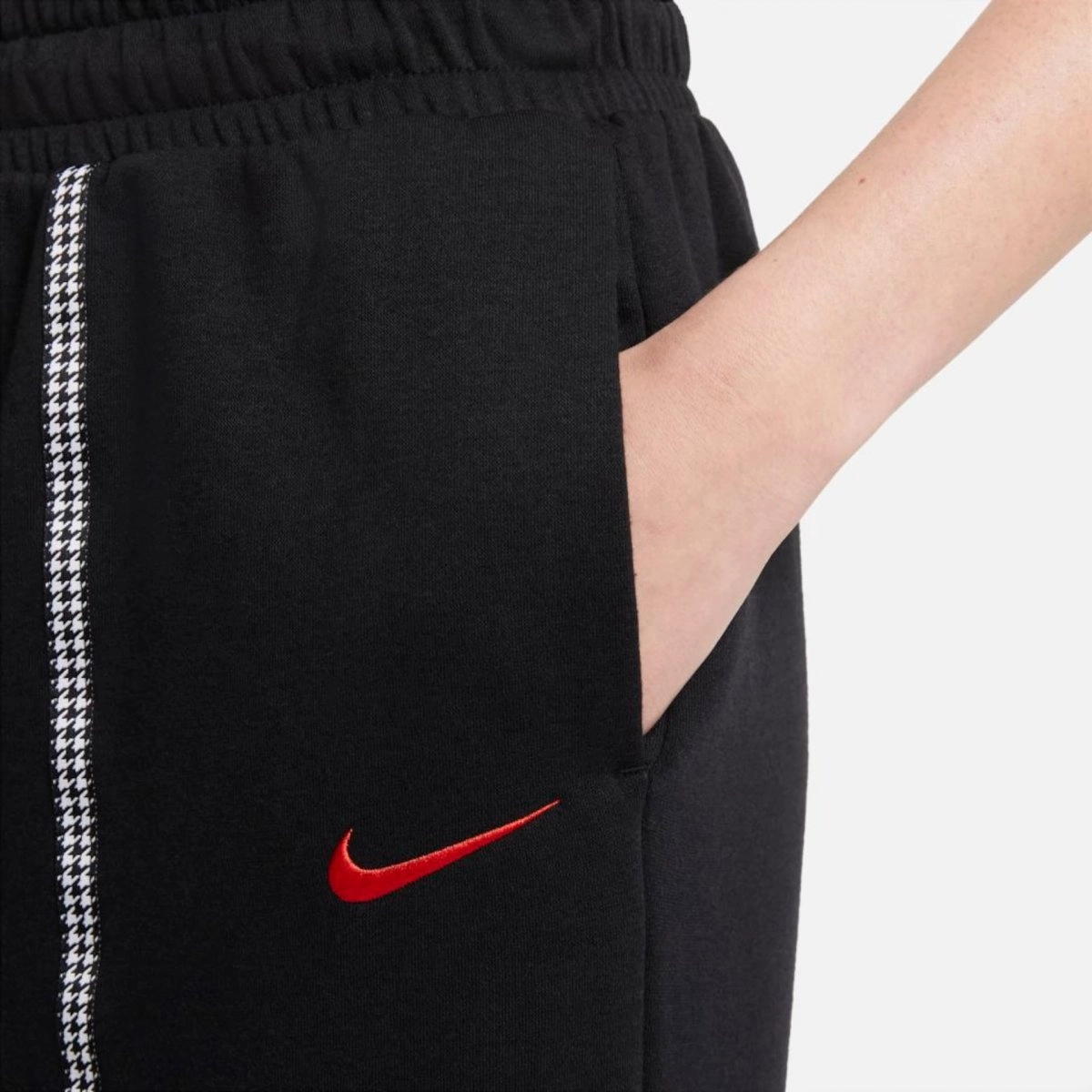 Calca Nike Sportswear Icon Clash - feminina - preto e branco