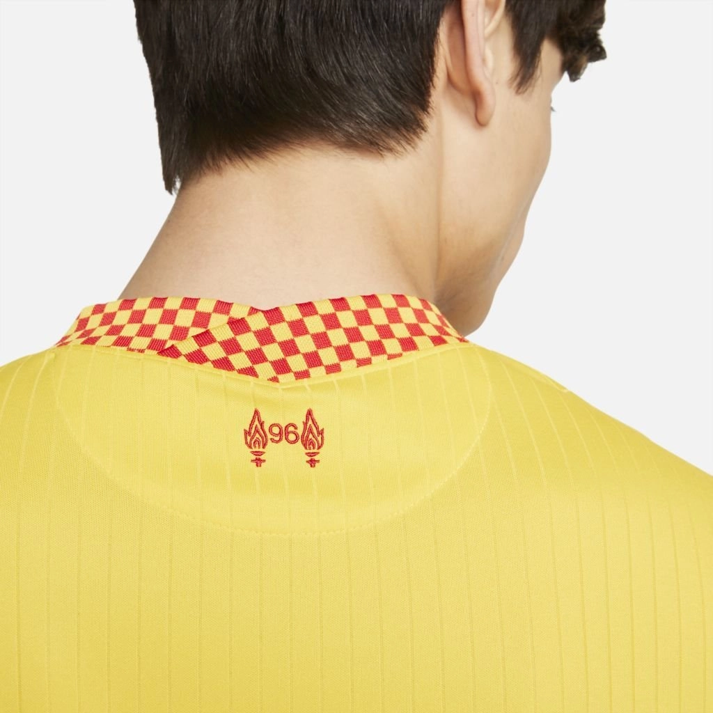 Camisa Nike Liverpool III 2021/22 Torcedor Pro - masculino - amarelo e vermelho