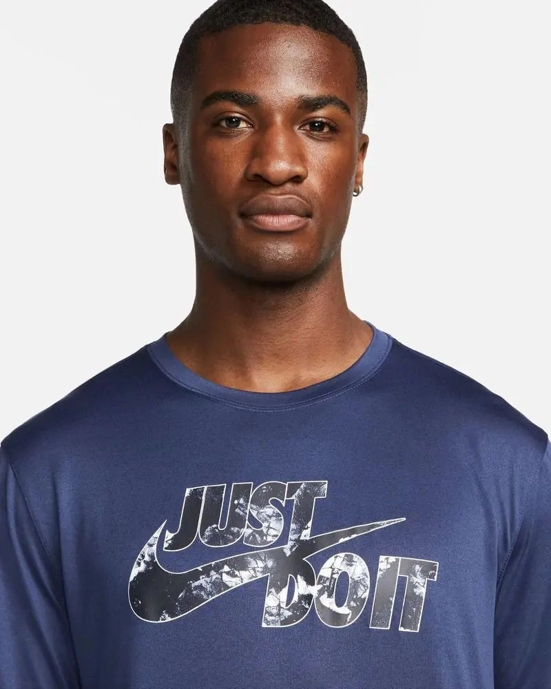 Camiseta Nike Dri-FIT Graphic Training - masculino - azul marinho