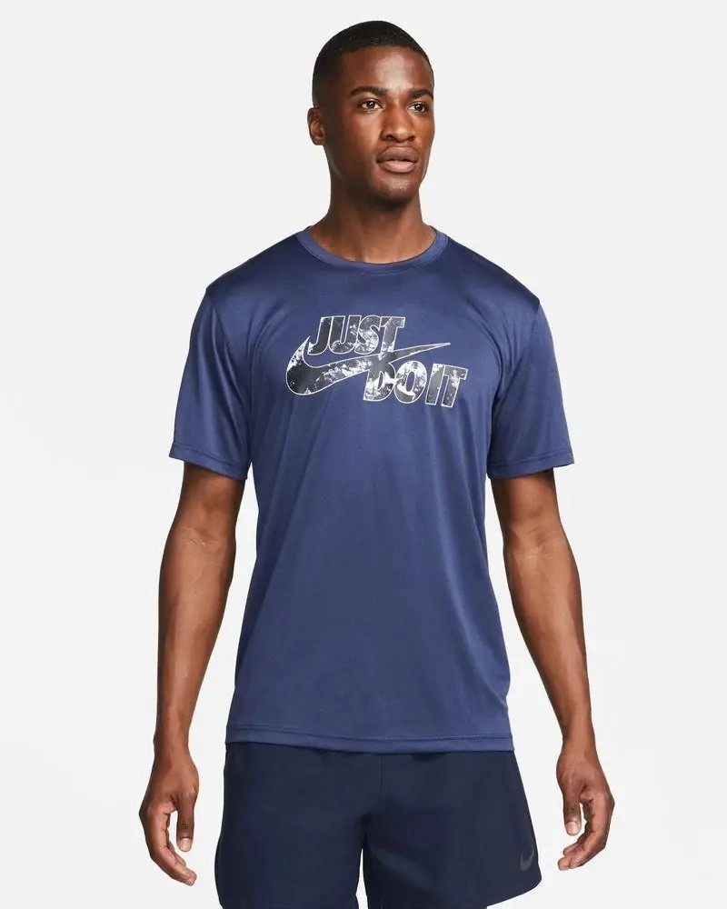 Camiseta Nike Dri-FIT Graphic Training - masculino - azul marinho