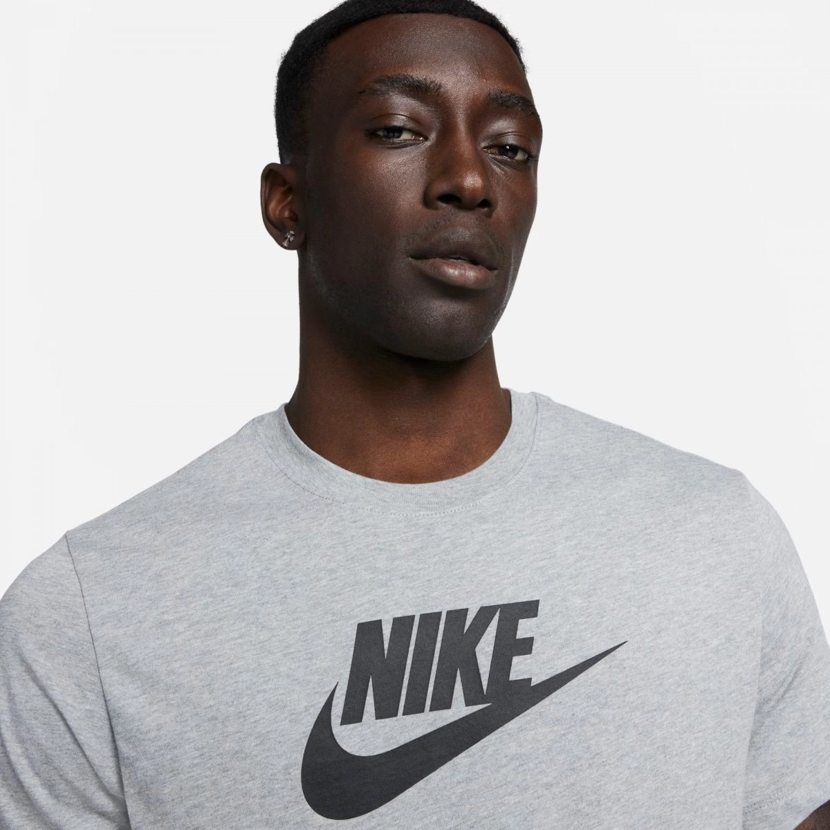 Camiseta Nike - masculino - cinza e preto