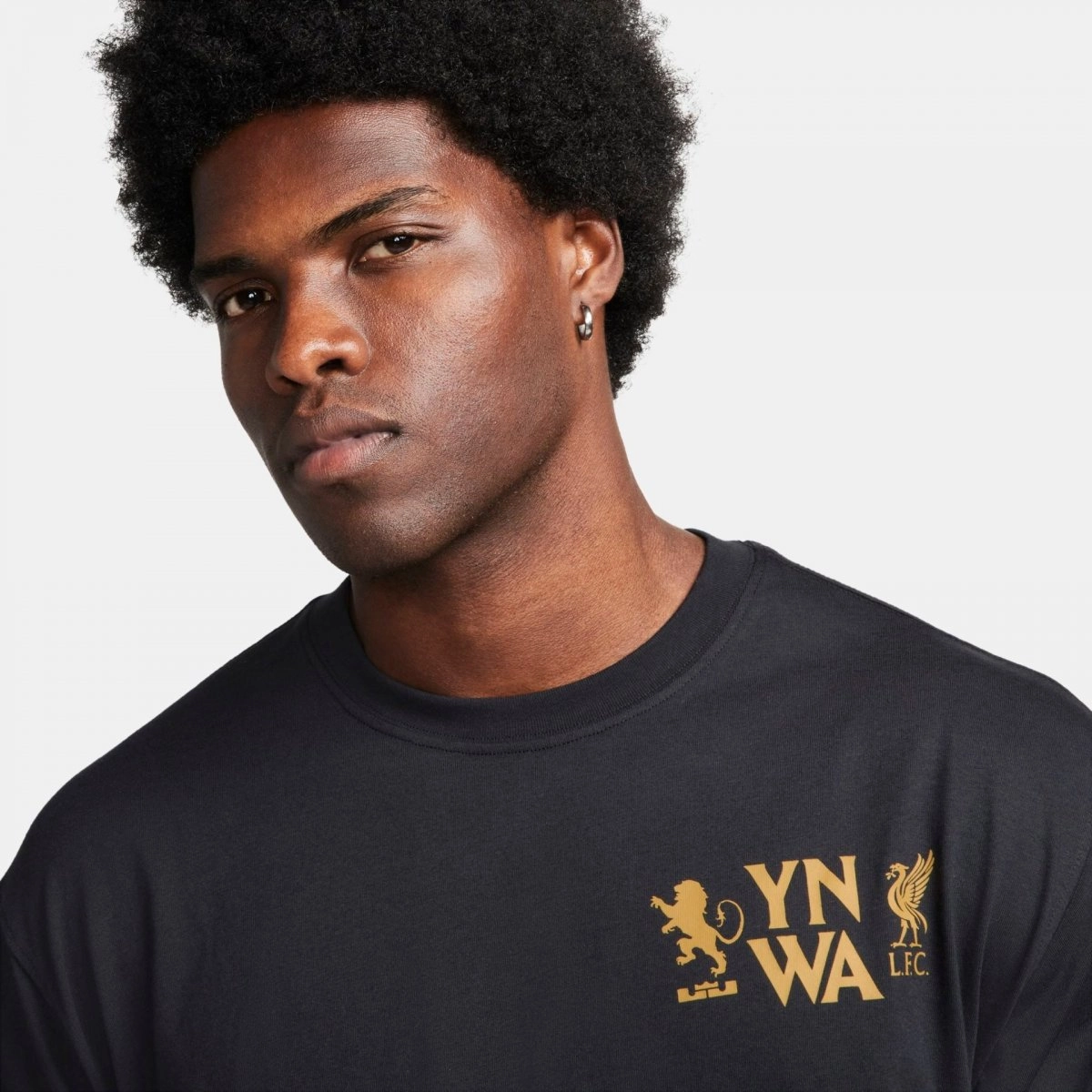 Camiseta Nike Max90 LeBron x Liverpool - masculino - preto e dourado