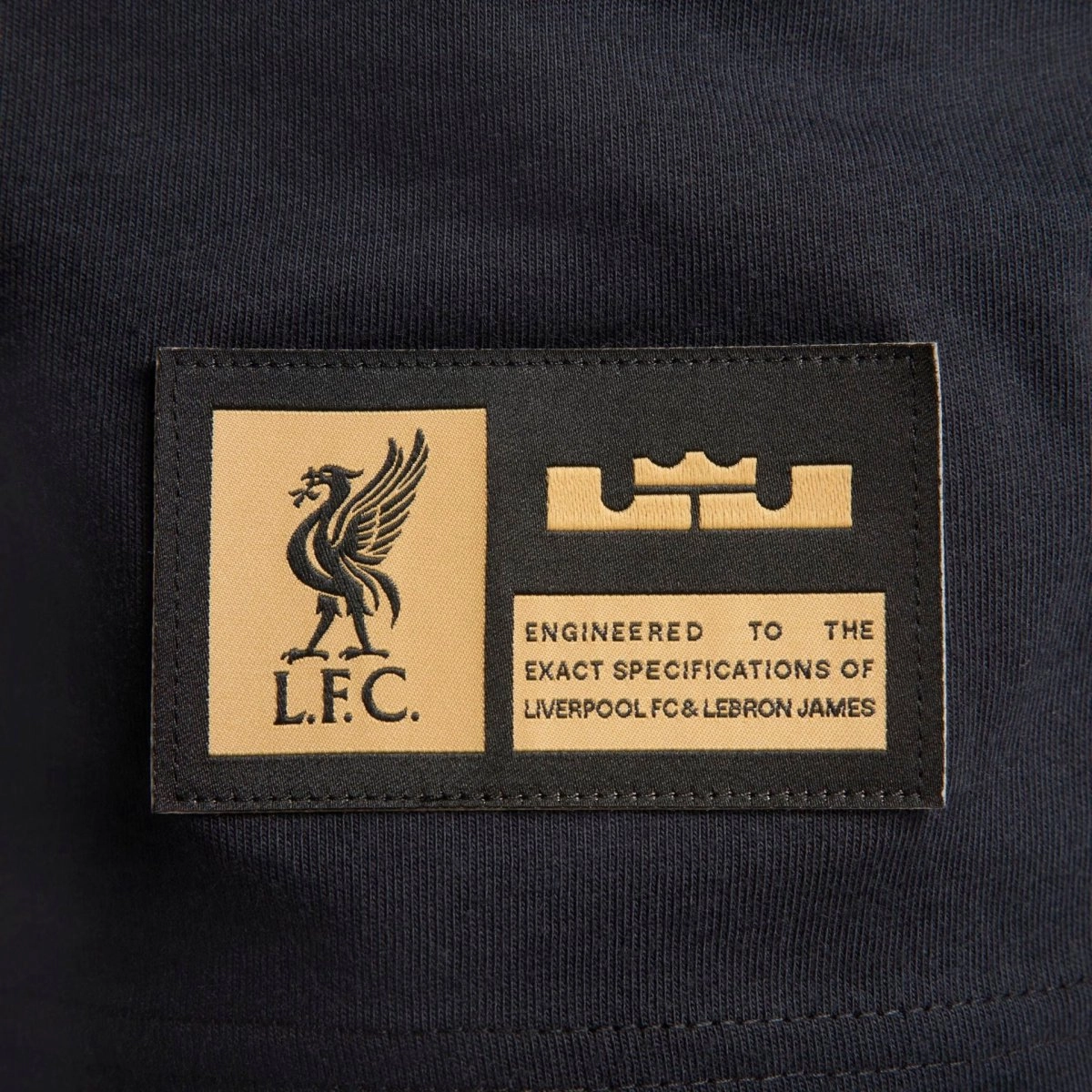 Camiseta Nike Max90 LeBron x Liverpool - masculino - preto e dourado