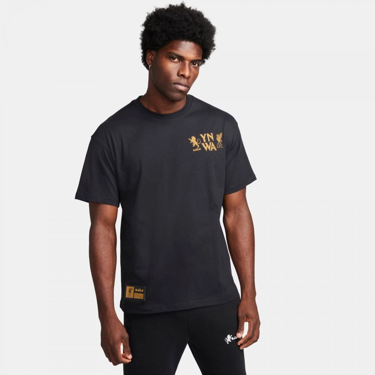 Camiseta Nike Max90 LeBron x Liverpool - masculino - preto e dourado