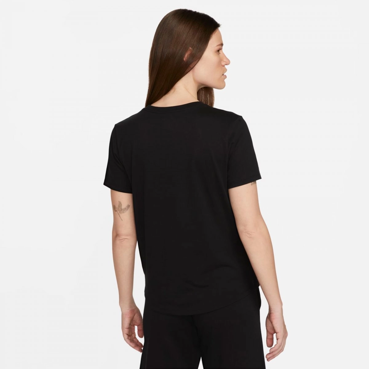 Camiseta Nike Sportswear Essentials - feminino - preto e branco