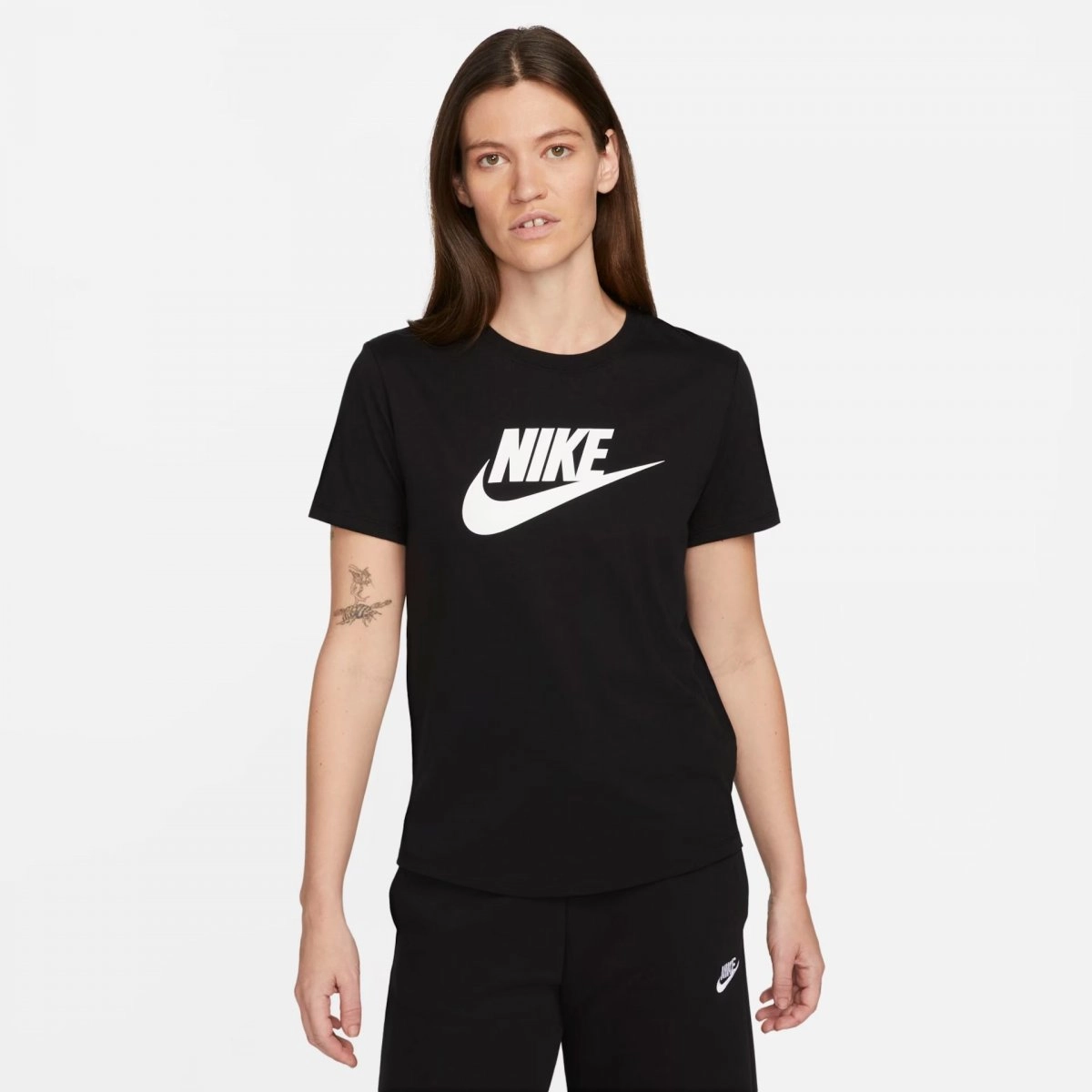 Camiseta Nike Sportswear Essentials - feminino - preto e branco