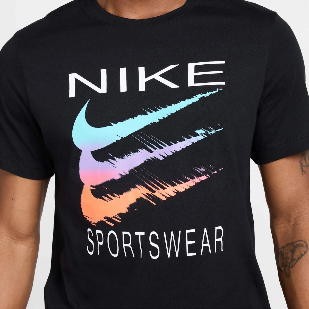 Camiseta Nike sportswear Tee 6mo swoosh - masculino - preto