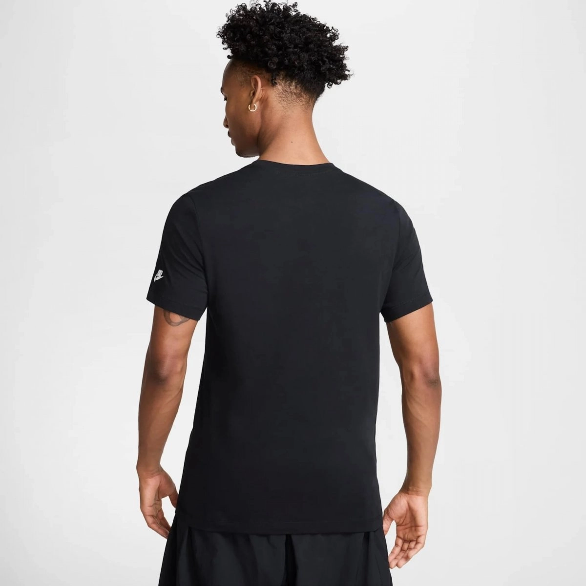 Camiseta Nike sportswear Tee 6mo swoosh - masculino - preto