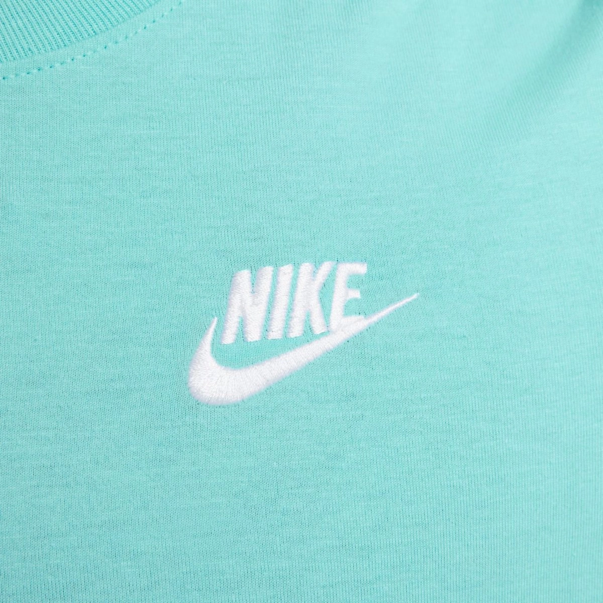 Camiseta Nike Sportwear Club - feminino - verde agua
