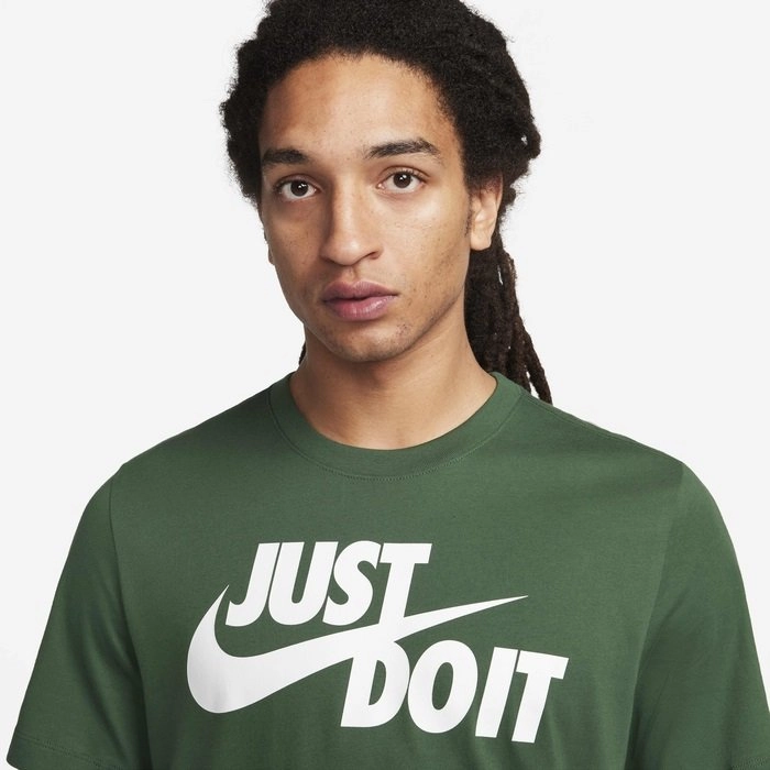 Camiseta Nike Sportwear "Just Do It" - masculino - verde escuro