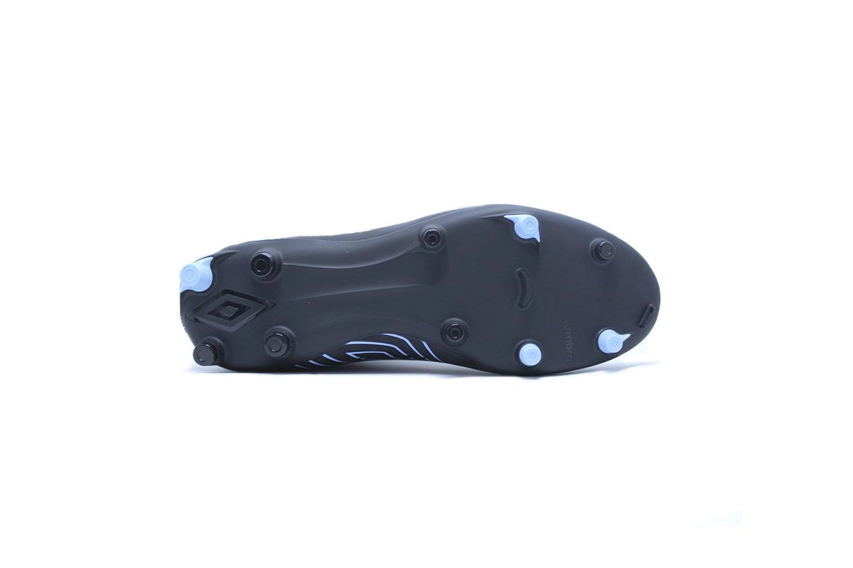 Chuteira campo Umbro Adamant Club - unissex - preto e azul claro