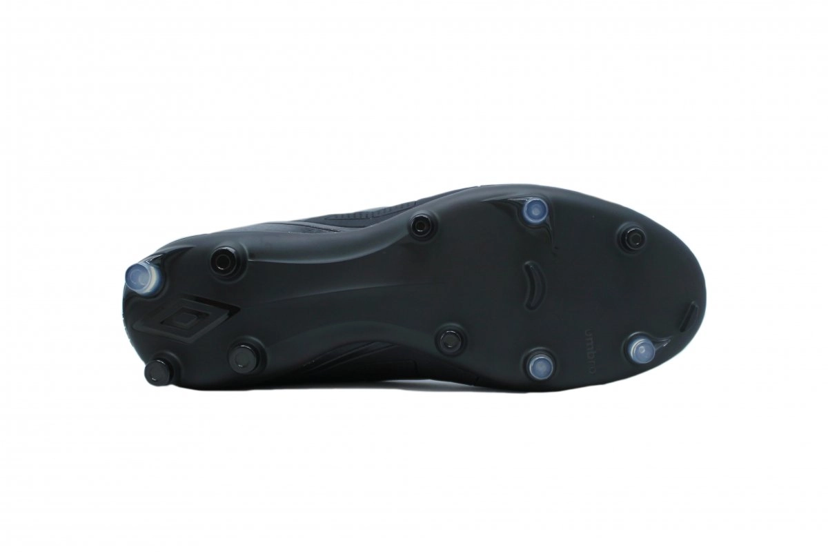 Chuteira campo Umbro Attak Eternal - unissex - preto