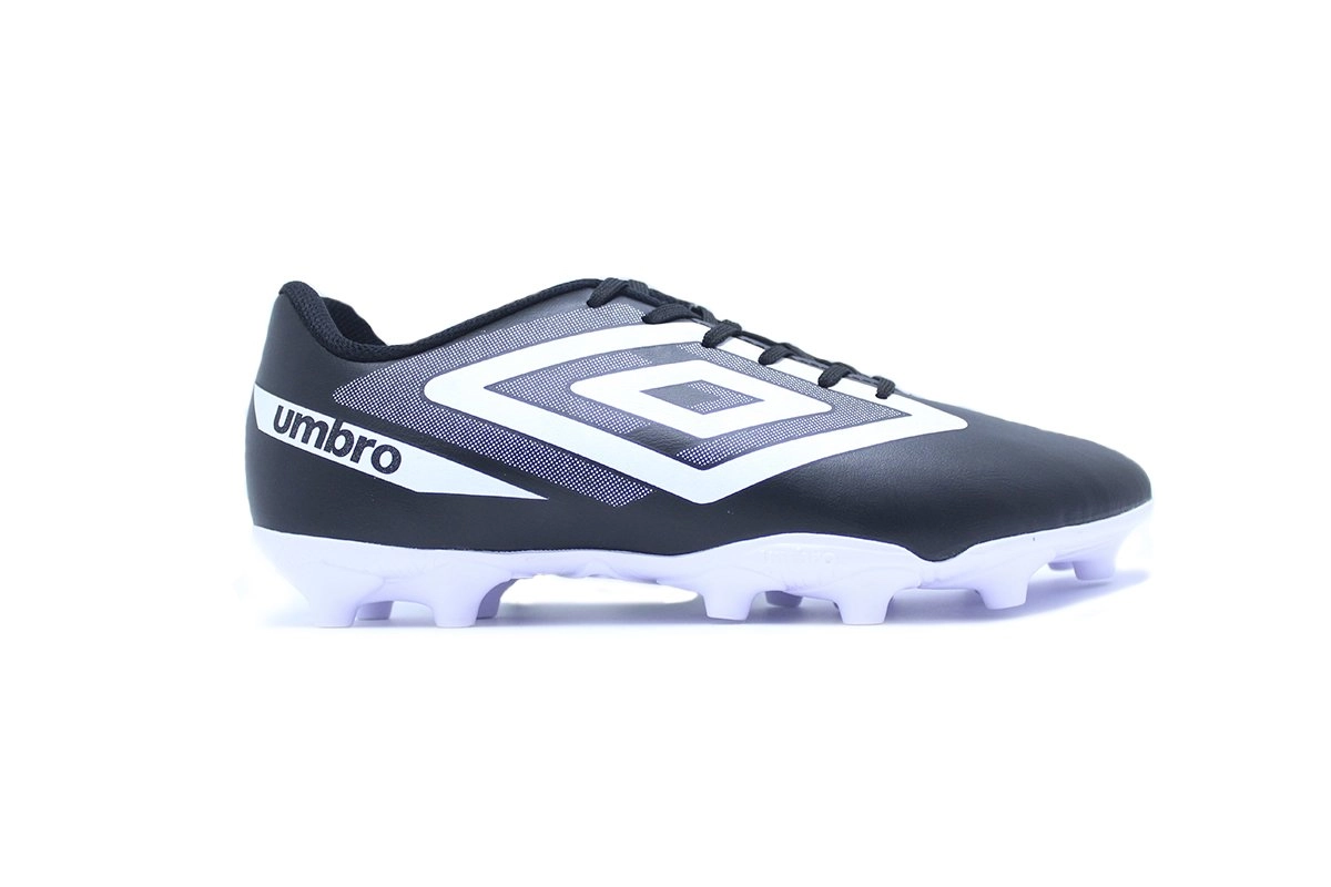 Chuteira campo Umbro Beat - unissex - preto e branco