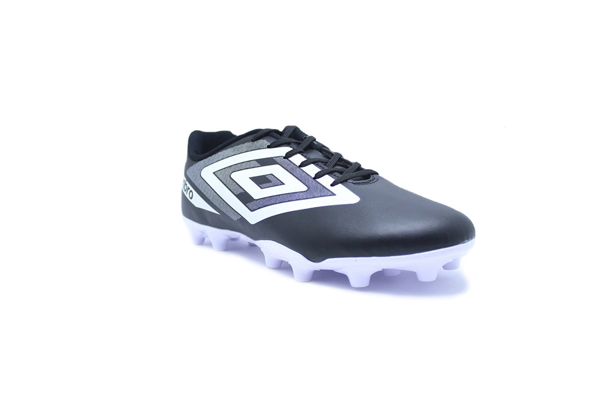 Chuteira campo Umbro Beat - unissex - preto e branco