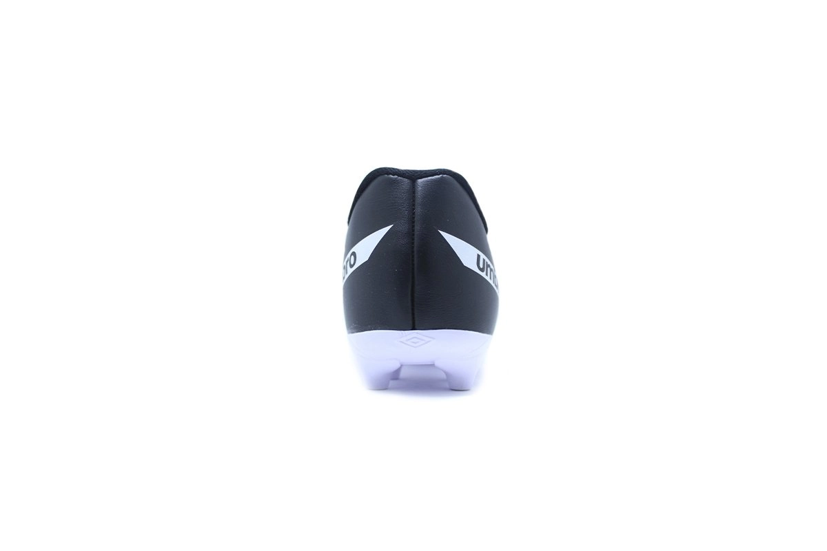Chuteira campo Umbro Beat - unissex - preto e branco