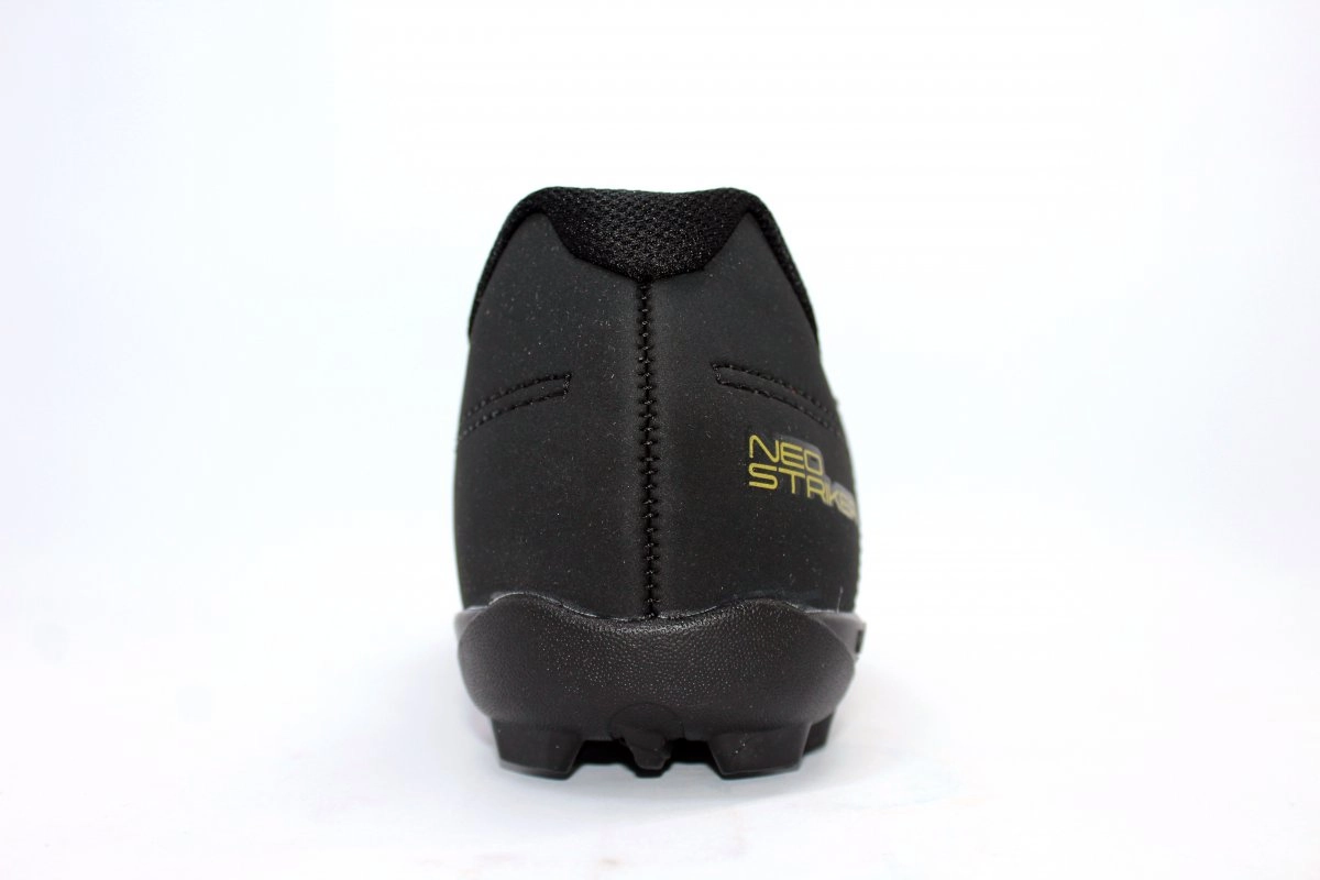 Chuteira Futsal/Indoor Umbro Neo Striker - masculino - preto e branco