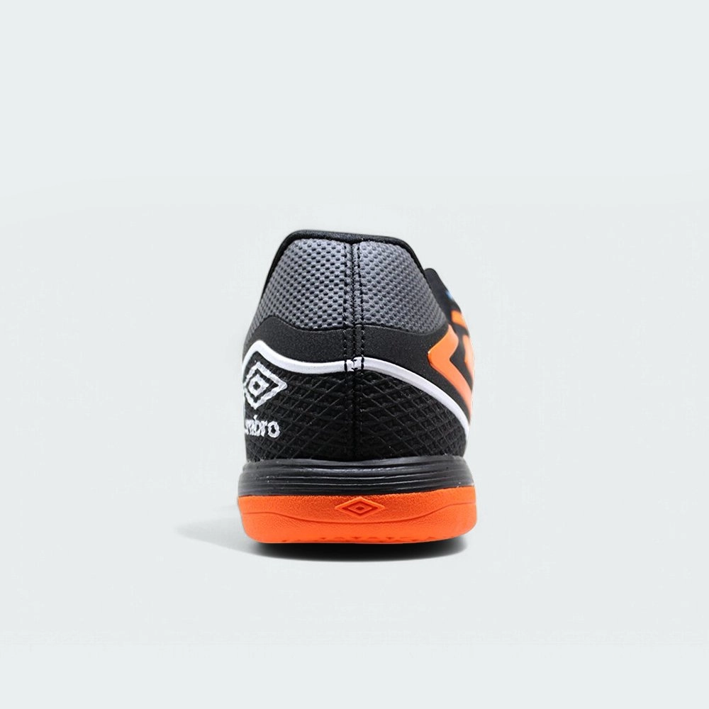 Chuteira Futsal Umbro Pro 5 Bump Club - masculino - preto e laranja