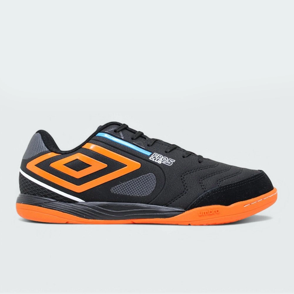 Chuteira Futsal Umbro Pro 5 Bump Club - masculino - preto e laranja