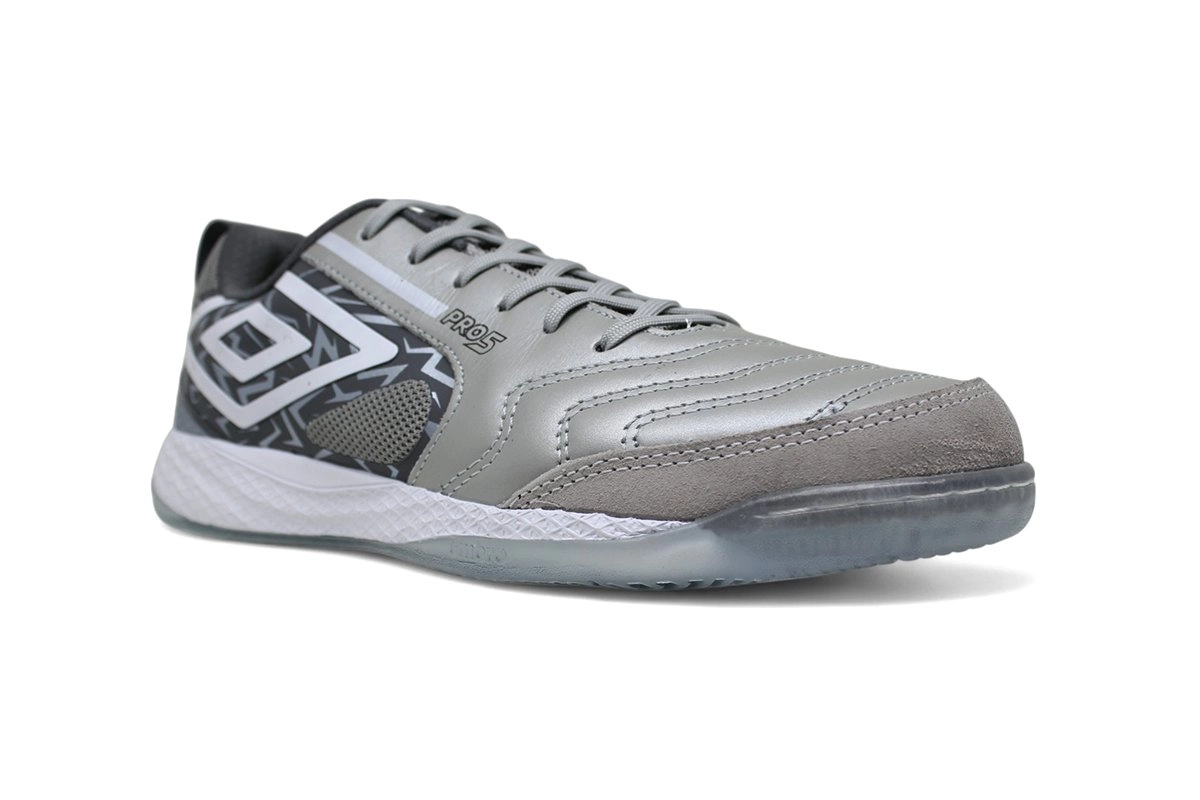 Chuteira Futsal Umbro Pro 5 Bump - unissex - cinza e branco