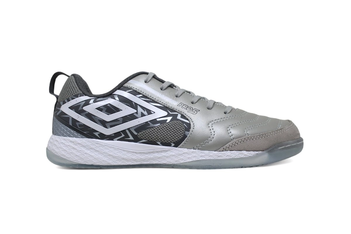 Chuteira Futsal Umbro Pro 5 Bump - unissex - cinza e branco