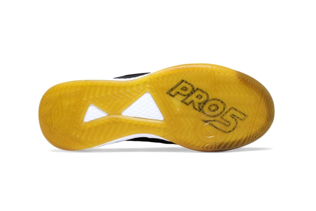 Chuteira Futsal Umbro Pro 5 Bump - unissex - preto e dourado