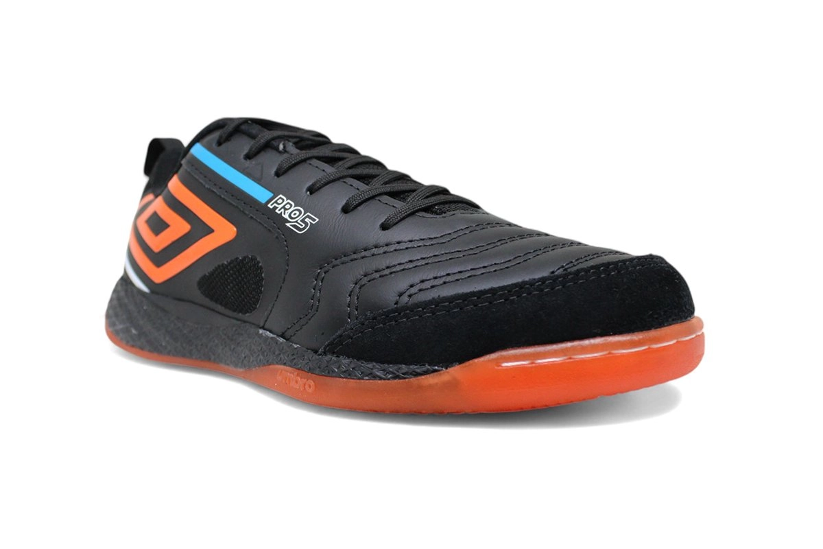 Chuteira Futsal Umbro Pro 5 Bump - unissex - preto e laranja