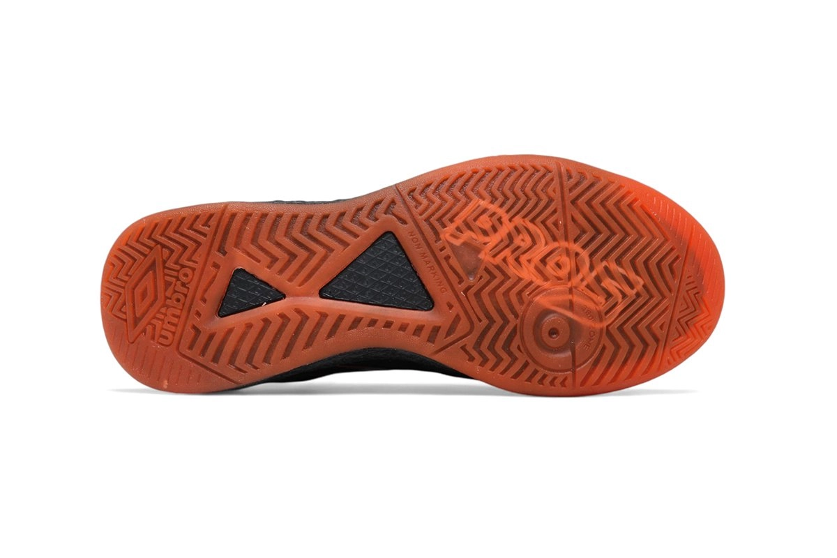 Chuteira Futsal Umbro Pro 5 Bump - unissex - preto e laranja