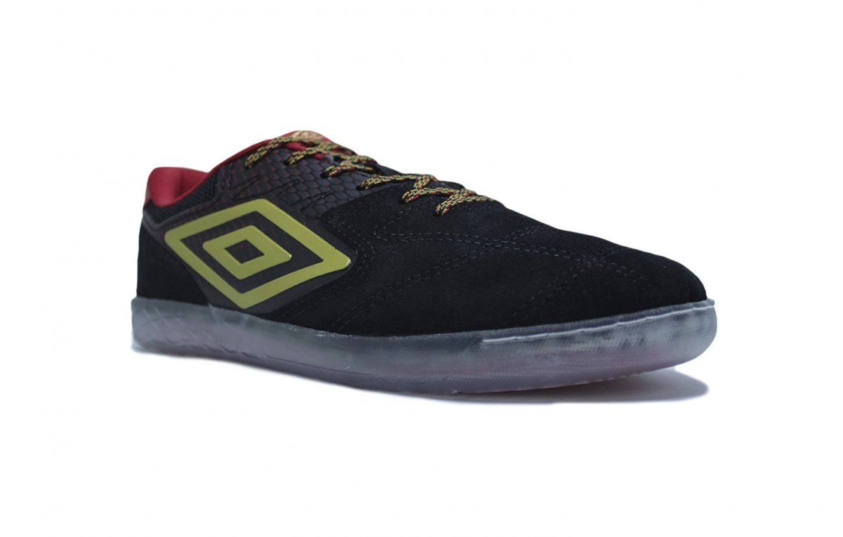 Chuteira futsal Umbro Pro Challenge Dragon Year - unissex - preto e vermelho