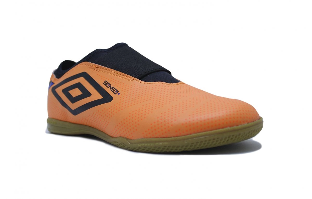 Chuteira futsal Umbro Sense Kids infantil - unissex - laranja e preto