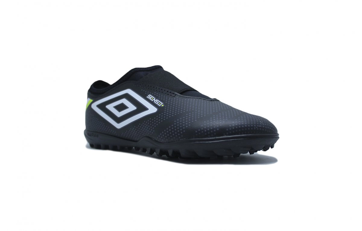 Chuteira society Umbro Sense Kids infantil - unissex - preto e branco