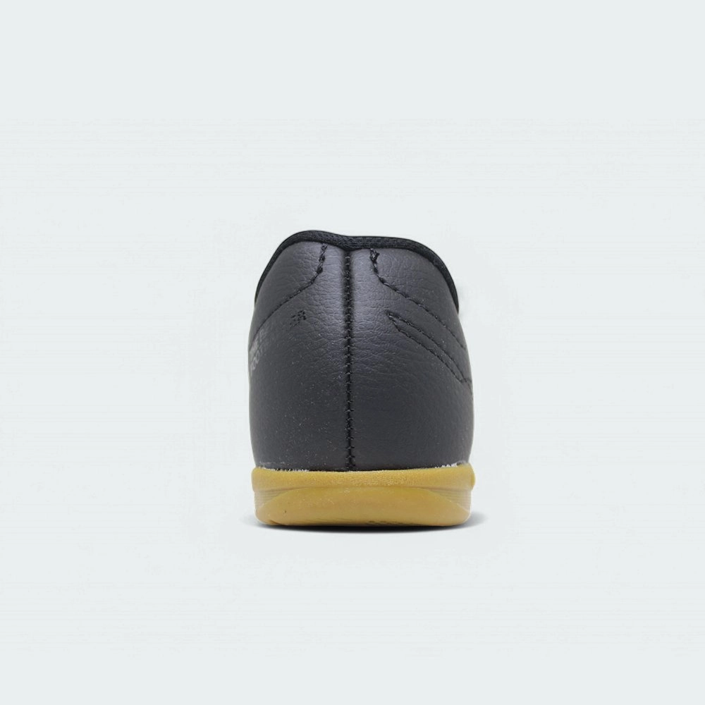 Chuteira Umbro futsal Class Footballer Jr - unissex - preto e dourado