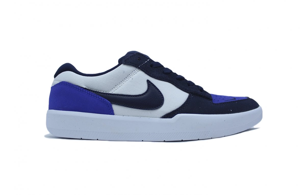 Tenis Nike Sb Zoom Blazer Low Pro Gt - masculino - branco e dourado