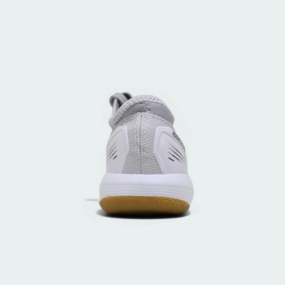 Chuteira futsal Umbro Ultimate infantil unissex cinza e branco