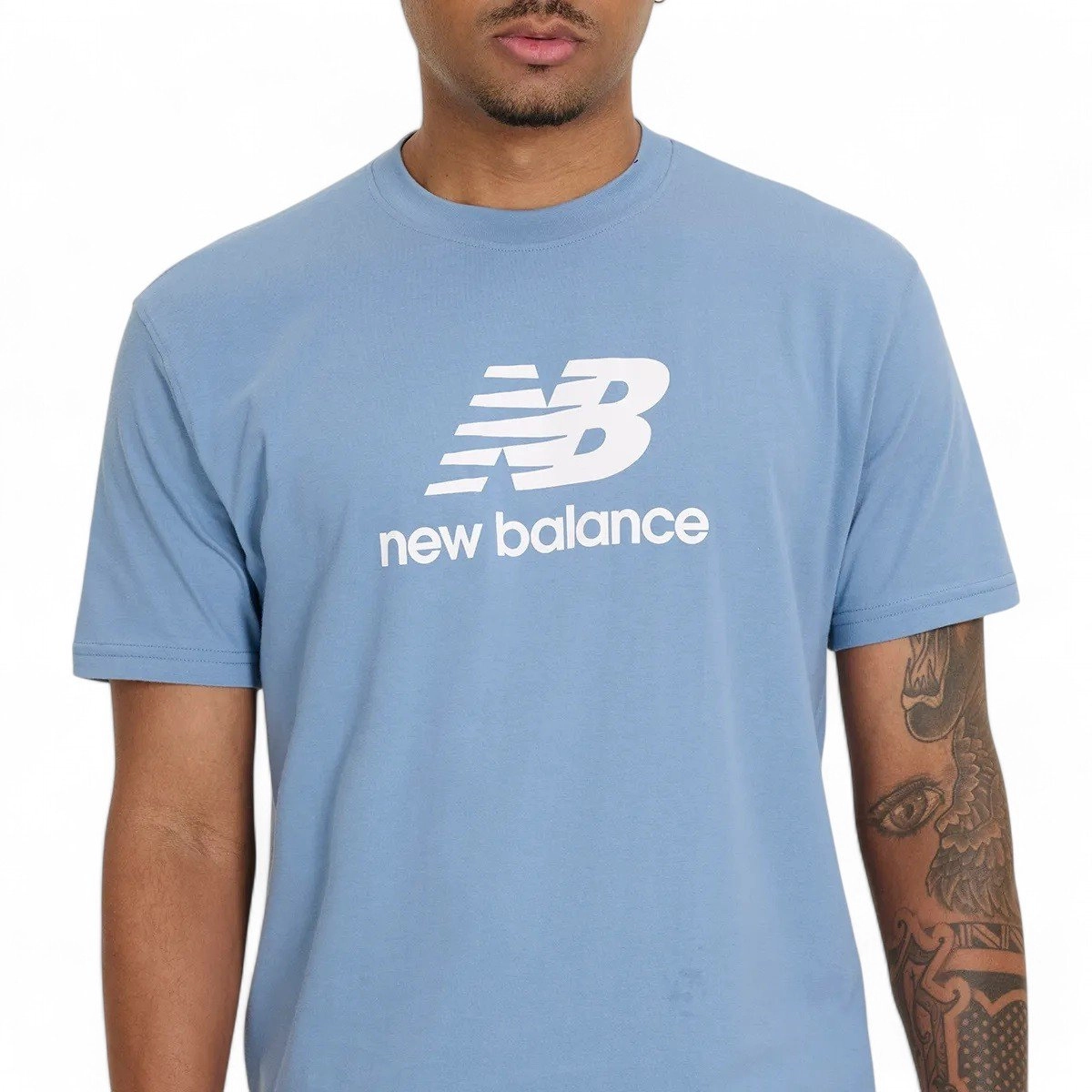 Camiseta New Balance Essentials - masculino - azul e branco