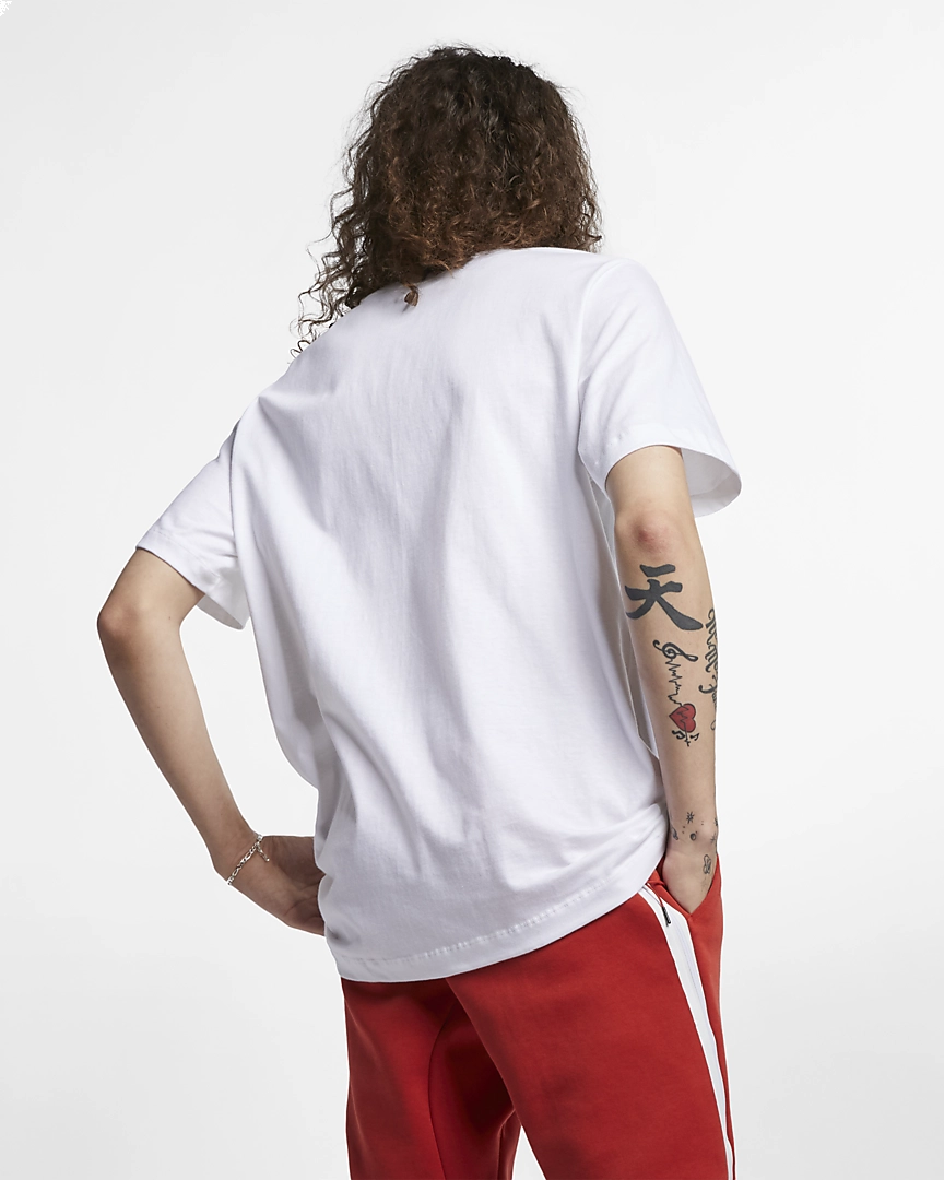 Camiseta Nike Sportwear Club - masculino - branco