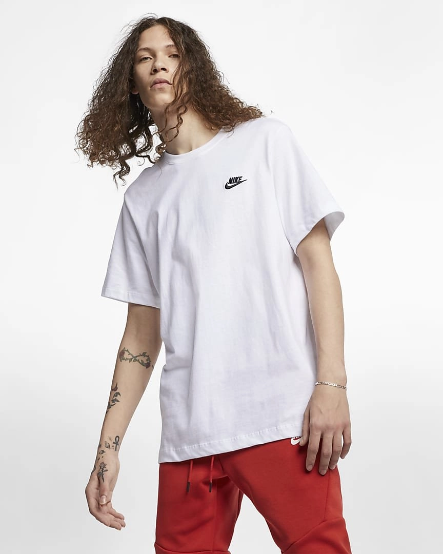Camiseta Nike Sportwear Club - masculino - branco