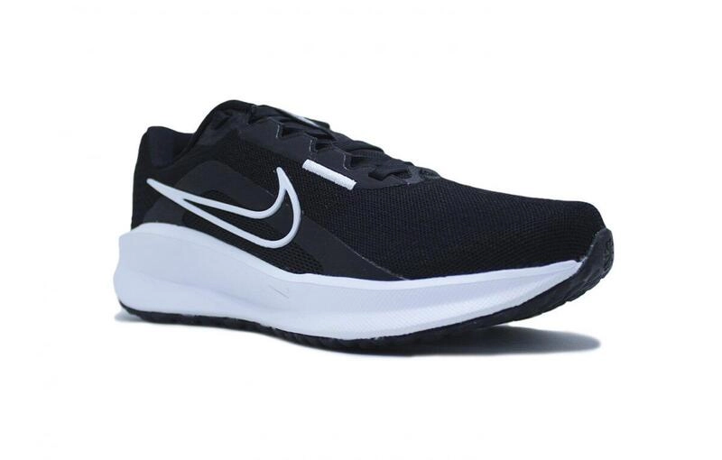 Tenis Nike DownshIfter 13 - feminino - preto e branco 